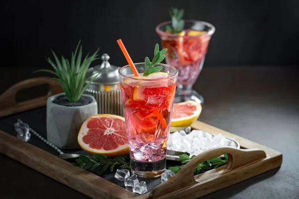 Refrescante Cóctel Alcohólico Verano Con Hielo Picado Cítricos —  Fotos de Stock