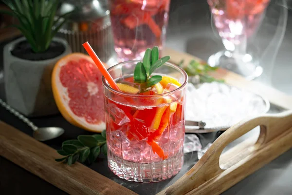 Orzeźwiający Letni Koktajl Alkoholowy Kruszonym Lodem Owocami Cytrusowymi — Zdjęcie stockowe