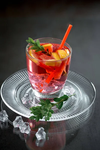 Coquetel Alcoólico Refrescante Verão Com Gelo Picado Frutas Cítricas — Fotografia de Stock