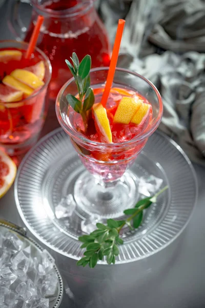 Coquetel Alcoólico Refrescante Verão Com Gelo Picado Frutas Cítricas — Fotografia de Stock