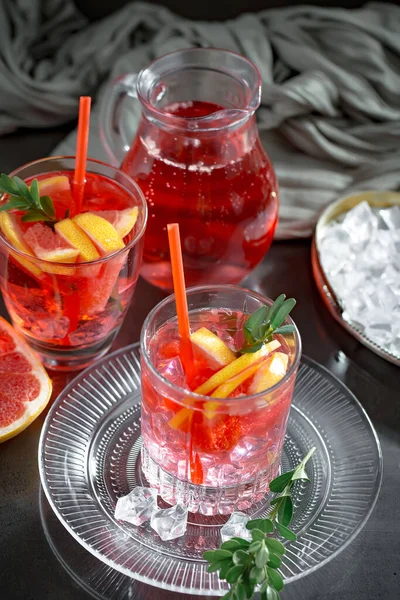 Erfrischender Alkoholischer Sommercocktail Mit Crushed Ice Und Zitrusfrüchten — Stockfoto