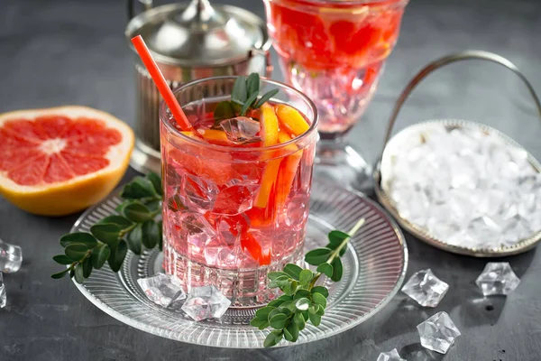 Coquetel Alcoólico Refrescante Verão Com Gelo Picado Frutas Cítricas — Fotografia de Stock