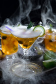 Osvěžující letní alkoholický koktejl s rozdrceným ledem a citrusovými plody