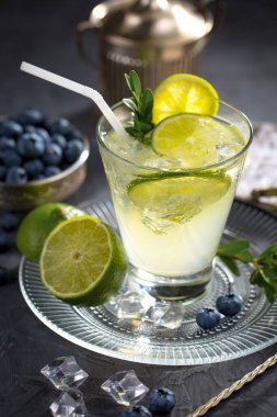 Ezilmiş buz ve narenciye ile ferahlatıcı yaz alkollü kokteyli