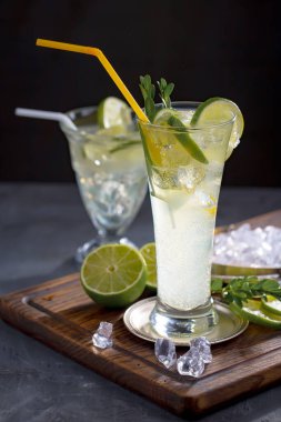 Ezilmiş buz ve narenciye ile ferahlatıcı yaz alkollü kokteyli