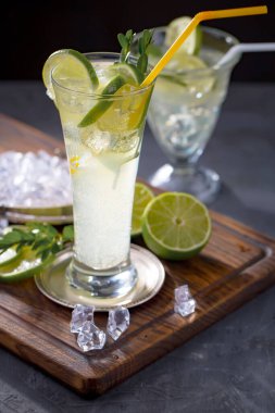 Ezilmiş buz ve narenciye ile ferahlatıcı yaz alkollü kokteyli