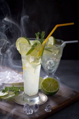 Ezilmiş buz ve narenciye ile ferahlatıcı yaz alkollü kokteyli