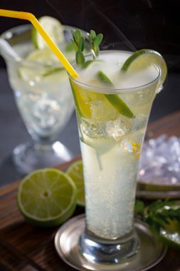 Ezilmiş buz ve narenciye ile ferahlatıcı yaz alkollü kokteyli