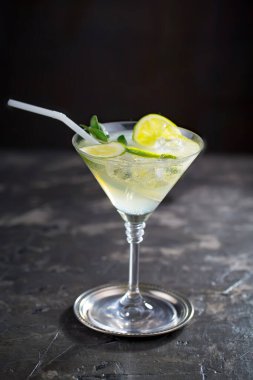 Ezilmiş buz ve narenciye ile ferahlatıcı yaz alkollü kokteyli