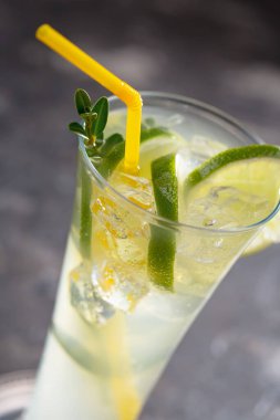 Ezilmiş buz ve narenciye ile ferahlatıcı yaz alkollü kokteyli