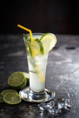 Ezilmiş buz ve narenciye ile ferahlatıcı yaz alkollü kokteyli