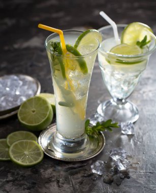 Ezilmiş buz ve narenciye ile ferahlatıcı yaz alkollü kokteyli