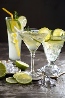 Ezilmiş buz ve narenciye ile ferahlatıcı yaz alkollü kokteyli