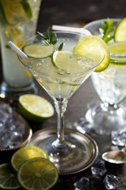 Ezilmiş buz ve narenciye ile ferahlatıcı yaz alkollü kokteyli