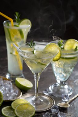 Ezilmiş buz ve narenciye ile ferahlatıcı yaz alkollü kokteyli