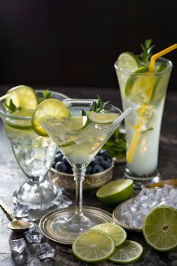 Ezilmiş buz ve narenciye ile ferahlatıcı yaz alkollü kokteyli