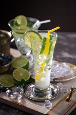 Ezilmiş buz ve narenciye ile ferahlatıcı yaz alkollü kokteyli