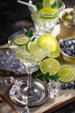 Ezilmiş buz ve narenciye ile ferahlatıcı yaz alkollü kokteyli