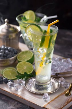 Ezilmiş buz ve narenciye ile ferahlatıcı yaz alkollü kokteyli