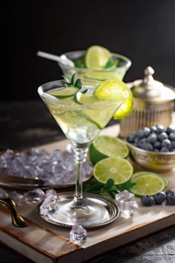 Ezilmiş buz ve narenciye ile ferahlatıcı yaz alkollü kokteyli