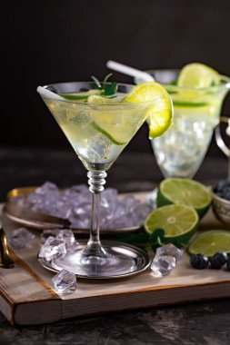 Ezilmiş buz ve narenciye ile ferahlatıcı yaz alkollü kokteyli