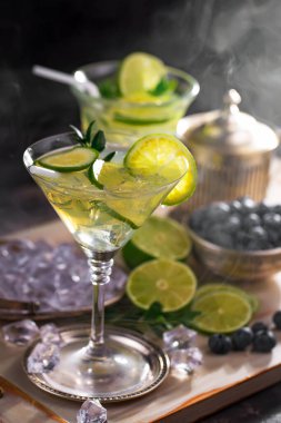 Ezilmiş buz ve narenciye ile ferahlatıcı yaz alkollü kokteyli