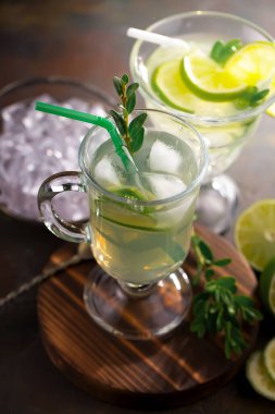 Ezilmiş buz ve narenciye ile ferahlatıcı yaz alkollü kokteyli