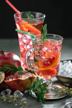 Ezilmiş buz ve narenciye ile ferahlatıcı yaz alkollü kokteyli