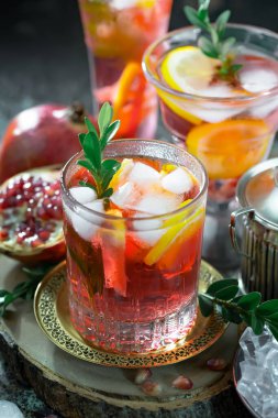 Ezilmiş buz ve narenciye ile ferahlatıcı yaz alkollü kokteyli