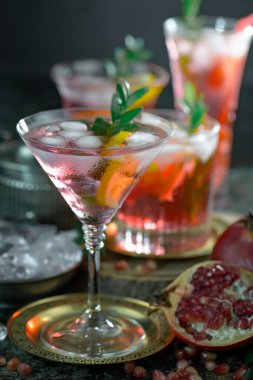 Ezilmiş buz ve narenciye ile ferahlatıcı yaz alkollü kokteyli