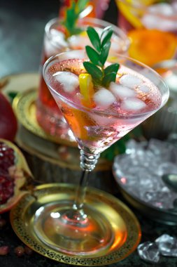 Ezilmiş buz ve narenciye ile ferahlatıcı yaz alkollü kokteyli