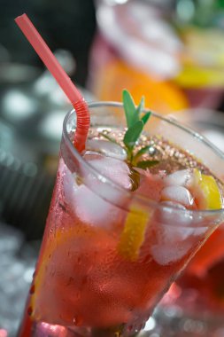 Ezilmiş buz ve narenciye ile ferahlatıcı yaz alkollü kokteyli