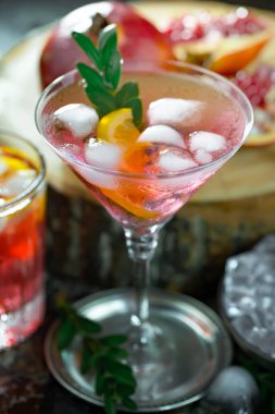 Ezilmiş buz ve narenciye ile ferahlatıcı yaz alkollü kokteyli