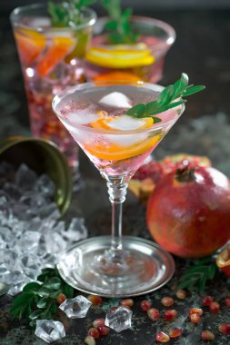 Ezilmiş buz ve narenciye ile ferahlatıcı yaz alkollü kokteyli