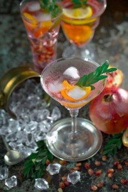 Ezilmiş buz ve narenciye ile ferahlatıcı yaz alkollü kokteyli