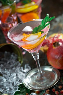 Ezilmiş buz ve narenciye ile ferahlatıcı yaz alkollü kokteyli