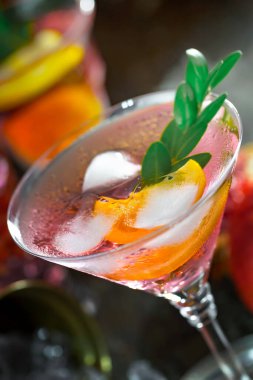 Ezilmiş buz ve narenciye ile ferahlatıcı yaz alkollü kokteyli