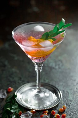 Ezilmiş buz ve narenciye ile ferahlatıcı yaz alkollü kokteyli