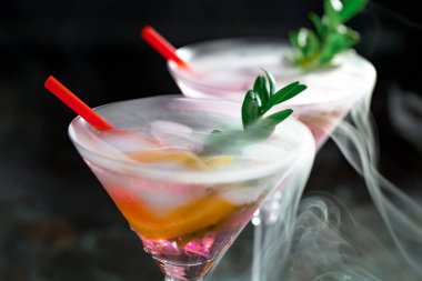 Ezilmiş buz ve narenciye ile ferahlatıcı yaz alkollü kokteyli