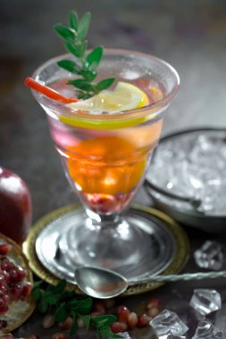 Ezilmiş buz ve narenciye ile ferahlatıcı yaz alkollü kokteyli