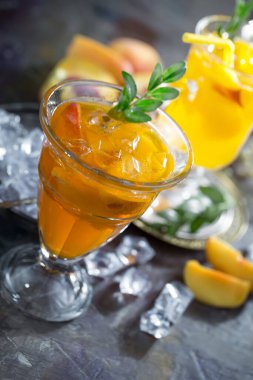 Ezilmiş buz ve narenciye ile ferahlatıcı yaz alkollü kokteyli