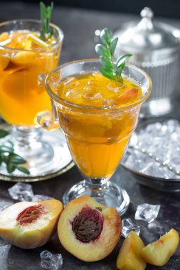 Ezilmiş buz ve narenciye ile ferahlatıcı yaz alkollü kokteyli