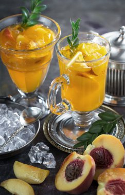 Ezilmiş buz ve narenciye ile ferahlatıcı yaz alkollü kokteyli