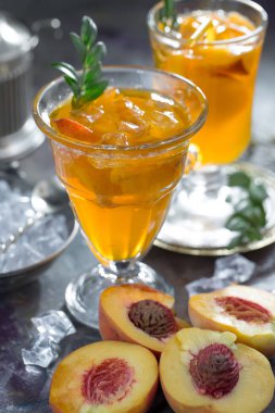 Ezilmiş buz ve narenciye ile ferahlatıcı yaz alkollü kokteyli