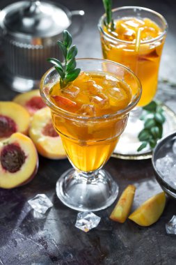 Ezilmiş buz ve narenciye ile ferahlatıcı yaz alkollü kokteyli