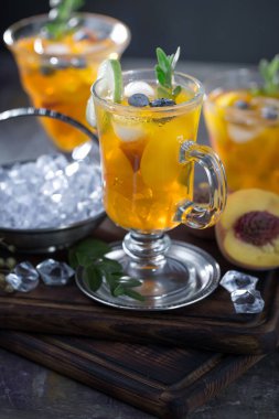 Ezilmiş buz ve narenciye ile ferahlatıcı yaz alkollü kokteyli