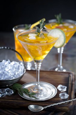 Ezilmiş buz ve narenciye ile ferahlatıcı yaz alkollü kokteyli