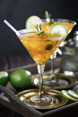 Ezilmiş buz ve narenciye ile ferahlatıcı yaz alkollü kokteyli