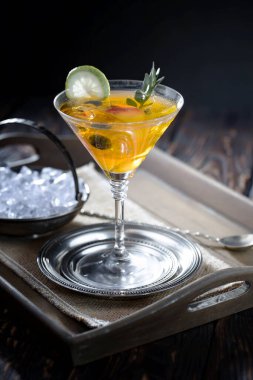 Ezilmiş buz ve narenciye ile ferahlatıcı yaz alkollü kokteyli