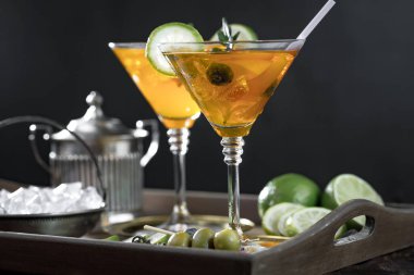 Ezilmiş buz ve narenciye ile ferahlatıcı yaz alkollü kokteyli